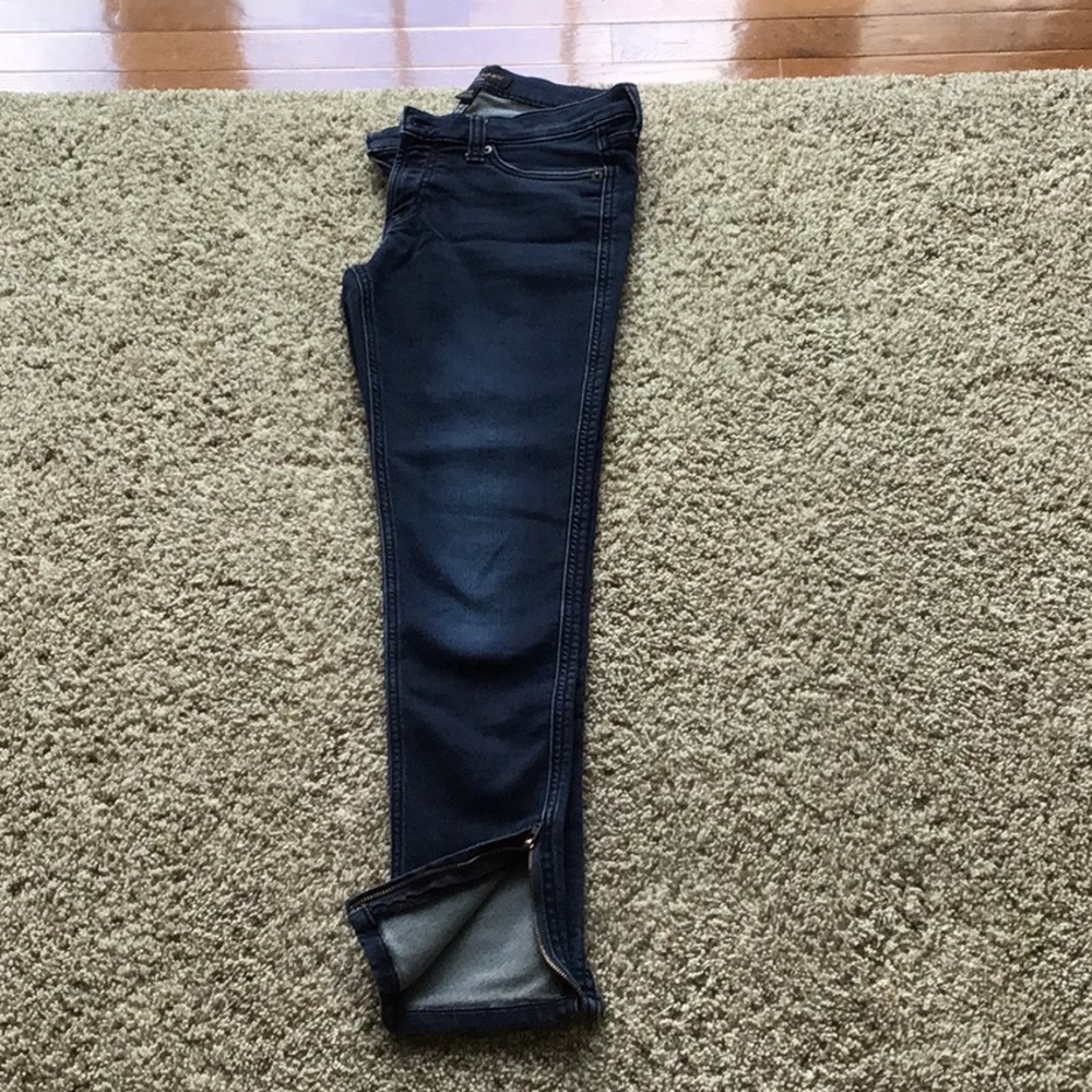 Banana republic size 27/4 skinny jeans with zipper bottoms